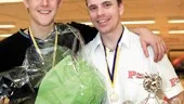 Två glada hemmaspelare som lyckades storstilat i Les Lions Cup var Peter Hellström, t h, och Marcus Eriksson. Peter vann hela tävlingen, den 27:e upplagan för övrigt, och kunde kvittera ut 75.000 kr samt en resa till Japan. För 19-årige Marcus blev det lite mindre i plånboken för femteplatsen, 8.000 kr.
FOTO: HANS JOHNSSON