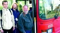 Bekymrade bussåkare. - Det blir inte lätt att komma fram och tillbaka till jobbet när de drar in bussen, säger från vänster Lars Johansson, Mats Fredriksson och Hans Svensson från Fiskeby Board AB, som får sin busslinje 115 indragen i juni nästa år.
FOTO: JANNE FORSBY