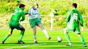 Enebys försvarsklippa Jonny Mobeck krutar på för kung och fosterland. Mobeck blev målskytt, men vad hjälpte väl det? Eneby tappade 2-0 till 2-2 borta mot Bosna på Idrottsparkens konstgräs. 
FOTO: ROBERT SVENSSON