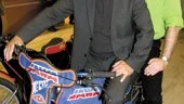 Hojar, filatelister och helt nya frimärken med speedwayvärldsmästare som motiv samsades på Norrköpings stadsbibliotek i lördags, när det var frimärkets dag. Speedwayvärldsmästaren Björn Knutsson invigde dagen som arrangerades av Norrköpings filatelistförening, med Anders Appelquist i spetsen.
FOTO: JANNE FORSBY