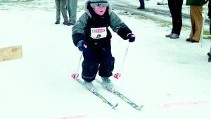 Tobias Bäck, sju år, var snabbast i mål i "Mora" i den grupp som åkte 500 meter i Barnens Vasalopp.
FOTO: GUNNAR JOHANSSON
