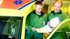 I början av veckan hölls det sista informationsmötet och när Folkbladet besökte ambulanssjukvården förseddes bilarna med kompendier, där står vad som gäller från måndag. Men ambulanssjukvårdarna, bland andra Pär Carlsson och Magnus Pihl, räknar med en del problem och oklarheter framöver. 
FOTO: JANNE FORSBY