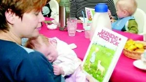 Julia Pettersson, tre veckor ny, tog en tupplur. Mamma Carina Karlberg fick låna boken så länge.
FOTO: TITTI OLOVSSON