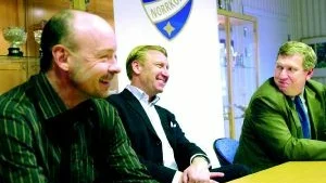 I går presenterade IFK Norrköping klubbdirektören Michael Andersson som tillträder sitt nya jobb den 15 januari. Senast 2005 hoppas han att IFK åter spelar i allsvenskan. Janne Svennson (till vänster) och Magnus Nilsson (till höger) var mycket nöjda med nyförvärvet.
FOTO: NICLAS SANDBERG