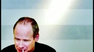 Robert Gustafsson spelar sex olika roller i "Nysningen", en pjäs av Neil Simon som bygger på Tjechovs noveller. En författare som är mycket roligare än vad de flesta förstår, enligt Robert Gustafsson.
FOTO: PONTUS LUNDAHL/PRESSENS BILD