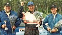 Precis som ifjol var Roy Notte Olsson, Karlskrona AK snabbast i rallycrossens värstingklass (Super Nationell) på Kungsängsbanan. Här ses Roy mellan tvåan Ola Carlsson, Vimmerby MS (t h) och trean Mikael Karlsson, Vimmerby MS (t v).
FOTO: HANS JOHNSSON