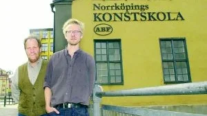 Per Josefsson, rektor och Mattias Åkesson, lärare  på Norrköpings konstskola. Sorgsna ledare för en skola som haft sin sista undervisningsdag. Pengarna har tagit slut och inte ens en avvecklingsperiod gick att genomföra.
FOTO: OLA AXMAN