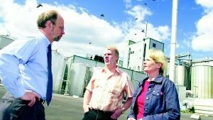 Agroetanols VD Kenneth Werling tog emot Billy Gustafsson och Eva Andersson (s). 
FOTO: ROBERT SVENSSON