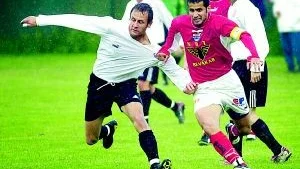 Här är det Manou Chamoun som försöker slita sig förbi en KSK-spelare. 
FOTO: ANDREAS SKOOG