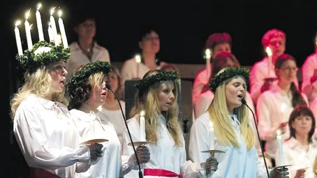 Cecilia Andersson, 16 år, är Finspångs Lucia 2004. I går presenterades hon på Bergslagstorget. Först att gratulera var pojkvännen Mats Larsson.
FOTO: TITTI OLOVSSON