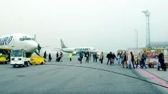 Igår landade flera Ryan Air-plan på Kungsängens flygplats. En markering i flygplatsdebatten kanske många hoppades på. Men det handlade enbart om att Nyköping drabbats av tjock dimma under förmiddagstimmarna.
FOTO: JANNE FORSBY