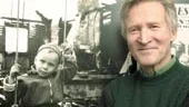 3-årige Gunnar blev både hemlös och klädlös när villan i Lännersta brann i september 1957. Han fick en träningsoverall och en madrass av grannarna. Expressen hade bilden på sin förstasida.
FOTO: ANITA KJELLBERG