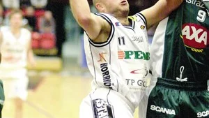 David Bergström missar slutklämmen i basketligan, men tror själv att han ska kunna vara tillbaka lagom till slutspelet. Tills vidare får Dolphins klara sig utan sin landslagsguard.
FOTO: JANNE FORSBY