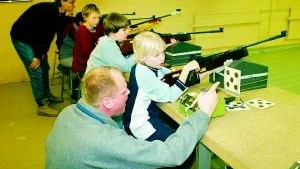 Det är full fart på ungdomssskyttet i Finspongs Skyttegille. Instruktören Niklas Moberg (närmst) samtalar med Viktor Eriksson. Bakom dem syns Kimmo Eriksson, August Ripskog, Johan Hanna och instruktören Mikael Moberg.
FOTO: GUNNAR JOHANSSON