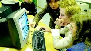 Pierre Edlund och alla andra nior i länet gör sina gymnasieval via nätet. Han tog med sig  mamma Maria Edlund till Bergska skolan för att göra sina val och när några funderingar dyker upp finns hjälp att få av studie- och yrkesvägledaren Anna Lindell.
FOTO: TITTI OLOVSSON