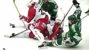 Oj, vad det tar emot för Hästen Hockey iden här säsongen. Nu ser laget, som siktade mot allsvenskan, ut att få kämpa för sin division ett-existens i kvalserien.
FOTO:ANITA KJELLBERG