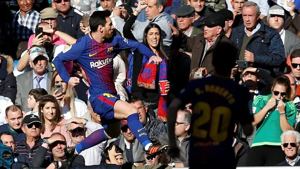 Lionel Messi firar sitt straffmål i Barcelonas 3–0-seger mot Real Madrid.