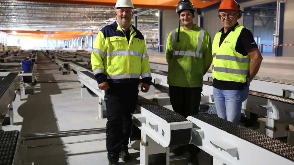 SAMARBETAR. De samarbetar kring projektet med den nya montagelinjen vid Lindbäcks fabrik på Haraholmen. Frv:Tomas Persson och Viktor Persson, Härdteknik, th Thomas Winblad, Ferex.