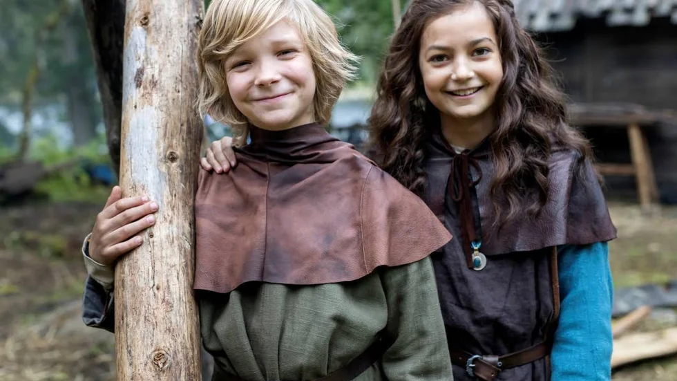 Vilgot Hedtjärn (Halvdan) och Ellinea Siambalis (Meia) i nya vikingafilmen som spelas in just nu.