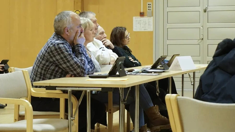 Oeniga. Centerpartiet var fortsatt kluvna i frågan om arvodesnivåerna för förtroendevalda. Sten-Åke Nilsson och Lena Nilsson, närmast i bild, röstade med S, medan resten av partiet var av motsatt åsikt.
