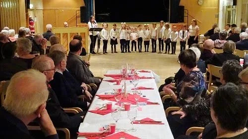 Arjeplogs barnkör, under ledning av Magnus Karlsson och Veronika Söderberg, underhöll på julfesten.