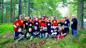 Barnen är indelade i två grupper. I blåa tröjor "Skogskul" med barn i åldern 4-6 år och i rött "Skogsäventyret" för åldrarna 7-13 år. Drygt 40 barn deltar totalt.                                                                                                                                                                                                             Foto: Magnus Johansson