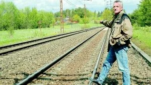 Curt Andersson i Pendeltågsgruppen visar var den tilltänkta pendeltågsstationen ska ligga i Kimstad. Foto: Magnus Johansson