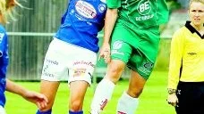 Saltängens Karolina Kristensson i duell med en Stattenaspelare. Saltis tog otippat tre poäng mot tabelltvåan. Foto: Titti Olovsson