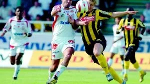 Hasan Centinkaya vill röra på sig igen. Gärna hem till Norrköping - om IFK vill ha honom. Här en bild från Hasans spel i Assyriska i fjol där han bl a mötte en viss Eirik Dybendahl (gul-svart tröja).	      Foto: Scanpix
