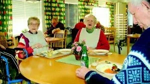 "Det finns ett fel med Hällestadgården - maten är alldeles för god", säger några av de boende. Från vänster Ellinor Joelsson, Greta Karlsson, 85, och Lars Lek, 86, som bor på kortidsboendet.