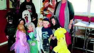 Det årliga halloweenfirandet hos dagmammorna på Dunderbacken som hölls i cafeterian på Grosvad.  Foto: Marianne Fors
