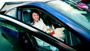 "Det börjar kännas lite på rösten nu", skrattar Jennifer, på väg i bilen till nästa ställe. Det har varit ett digert uppdrag med luciafirande som började redan förra torsdagen på Lions julmiddag.