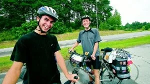 Quentin Deleval och Matthieu Boidin från Lille i Frankrike har cyklat genom tolv länder. Av misstag hamnade de i Norrköping.  Foto: Niclas Sandberg