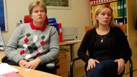 Maarit Kehusmaa och Laila Melin, studie och yrkesvägledare på Kungsgårdsgymnasiet kommenterar den nya meritpoängen som ska införas för högstadieelever. Foto: Moa Sandh