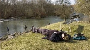 Vid lunchtid släpps "skönhetsvattnet" på och under tiden går fisket trögt. Björn Paremo passar på att slappa lite i vårsolen. Foto: Titti Olovsson