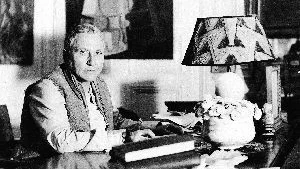 Gertrude Stein levde i Paris där hennes hem blev en mötesplats för det samtida avantgardet. På bilden poserar hon framför det porträtt som Picasso målade av henne 1906. 			        			        Foto: AFP/ Scanpix Arkiv