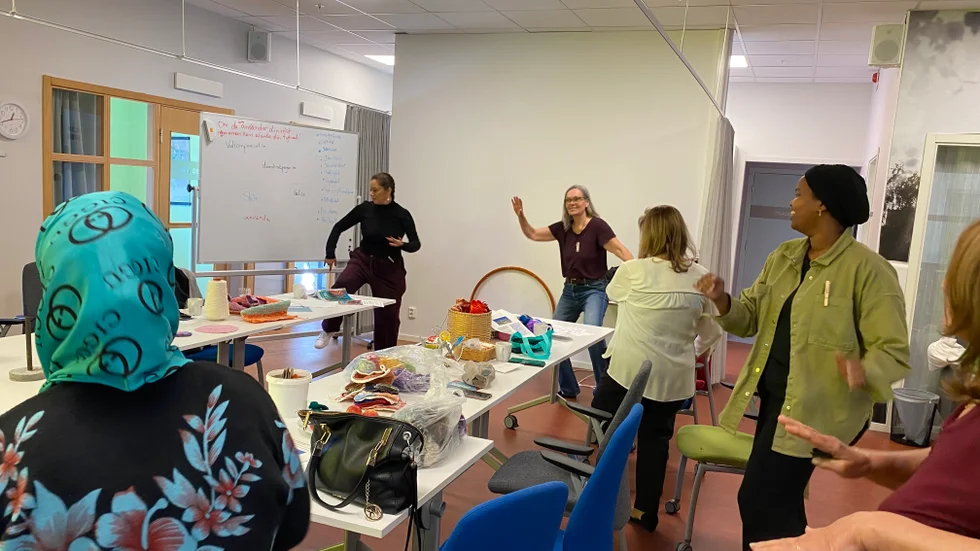 Dansaren Cyntia Botello och konstnären Anneli Lindberg rockar loss tillsammans med kvinnorna på Portalen i Ringdansen.