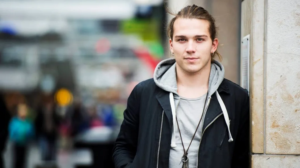 Ludvig Turner hängde löst i förra veckans "Idol", men han är inte särskilt bekymrad inför fredagens sändning. "Det här tar slut i december, och nästa år är det nya idoler som är intressanta. Det gäller att vara snabb med att ha en plan. Det är väl det som lugnar mig när jag står där. Samtidigt som jag älskar det här så tycker jag inte att det är hela världen om jag skulle åka ut", säger han.
Foto: Fanni Olin Dahl/TT