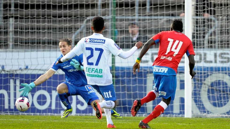ETTAN. Lalawélé Atakora sprinter förbi IFK-försvaret och öppnar målskyttet på Olympia. Det blev en ny tung kväll för IFK och andra raka förlusten.