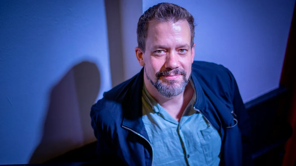Daniel Svenson bor i Vingåker, men veckopendlar till Folkoperan på Hornsgatan i Stockholm där han spelar en av huvudrollerna i Norma, regisserad av Eirik Stubø.