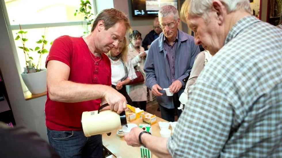 Biodlarföreningens ordförande Anders Ionzon ägnade kvällen bland annat åt att servera kaffe.