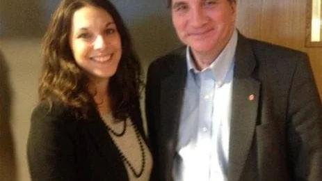 S-ledaren Stefan Löfven var på hockey i Linköping i går tillsammans med Teresa Carvalho (S) från Norrköping. Inte helt rätt kväll för Modosupportern Löfven..