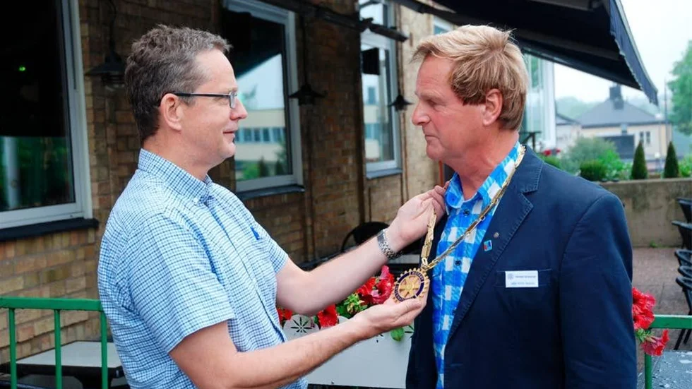 Anders Oskarsson lämnar över presidentkedjan till Rotaryklubben i Finspångs första president Lars-Peter Ivarius.