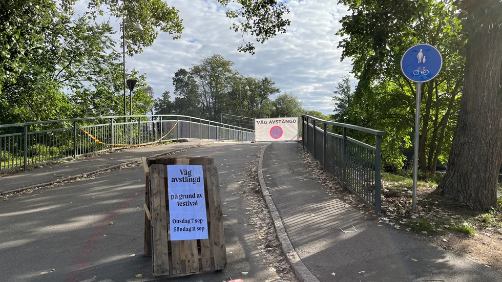Gumpekullabron är avstängd inför Bonfire-festivalen som arrangeras i helgen. Men på onsdagsmorgonen saknades hänvisning för cyklister och gående som inte kunde ta sig över Stångån. 