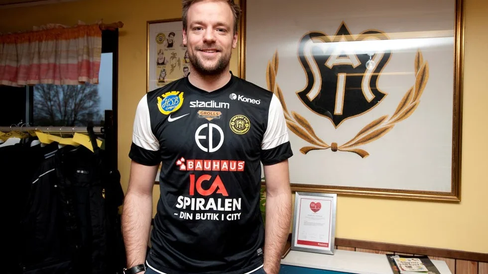 Tobias Häll lade skorna på hyllan i höstas men det hindrade inte Smedby från att värva 29-åringen.