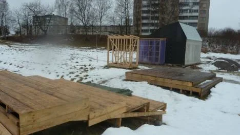 En tillfällig paviljong och en trappa ingår i en ny utställningssatsning av Norrköpings kommun i Vilbergen, längs Gamla Övägen.