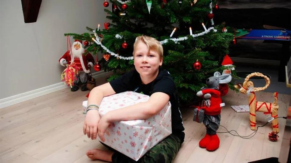 Efter att ha skänkt julklappar till hemlösa och nyanlända flyktingar firar Elias Arvidsson, 10, i dag jul med familjen. På önskelistan: lego, målvaktshandskar och en fotbollsträningsställning.
