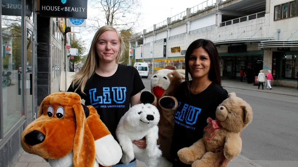 Maria Folke och Vanessa Caceres avslutar sin turismutbildning genom att arrangera ett välgörenhetsevent. De samlar in nallar och andra gosedjur som de säljer den 24 maj. Pengarna går till Bris.
