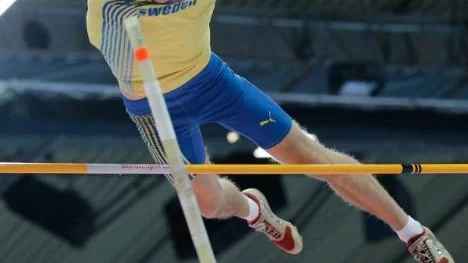 Här seglar Fabian Rosenkvist över 8,30 meters ribban. Ett av fem personliga rekord i inomhus-EM.
 - Nu har man fått se vilken kapacitet man har, säger mångkamparen.