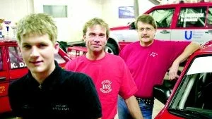 Foto: ILKKA RANTA Johan Karlsson, Kent Davour och nestor Göran Lillen Andersson i garaget i Karlshult. Dessa tre har under året presterat blandade resultat i de olika klasserna de deltagit i, resultat som för dem upp i topp i respektive bilklass.